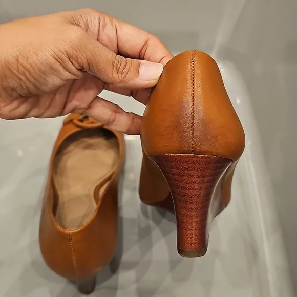 TORY BURCH Cognac Tan Leather Wedges